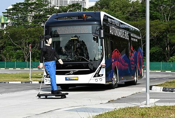 آزمایش نخستین اتوبوس الکتریکی خودران دنیا در سنگاپور