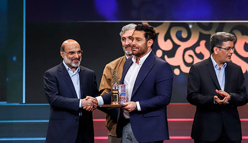 واکنش گلزار به دریافت جایزه در جشنواره جام‌جم | فیلم