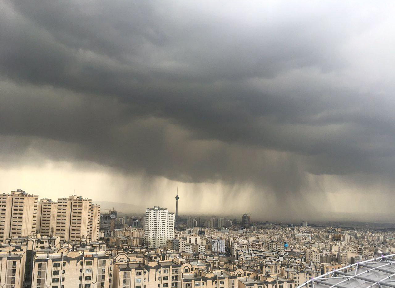 تصویری جالب از بارش باران در آسمان تهران
