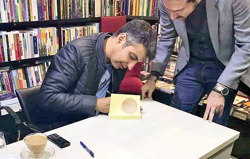 صف طولانی هواداران عادل فردوسی‌پور در جشن امضای کتابش | فیلم و عکس