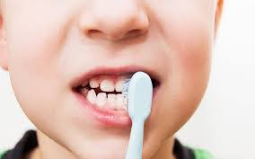 بعد از مسواک زدن بگذارید خمیر دندان در دهانتان باقی بماند