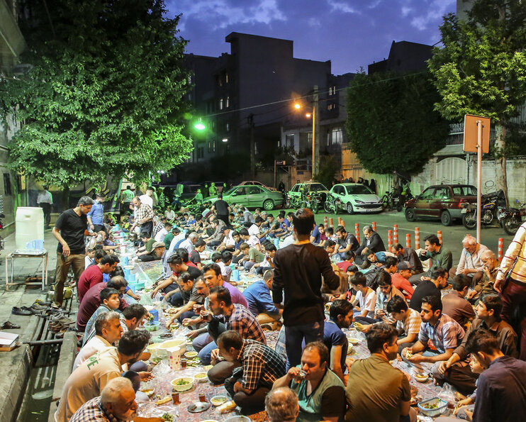سفره‎ خیابانی افطار برای رهگذران در تهران | تصاویر