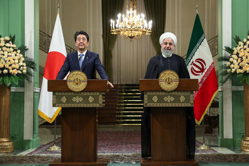 روحانی: ایران آغازگر جنگ با آمریکا نخواهد بود | آبه: باید جلوی درگیری نظامی را گرفت