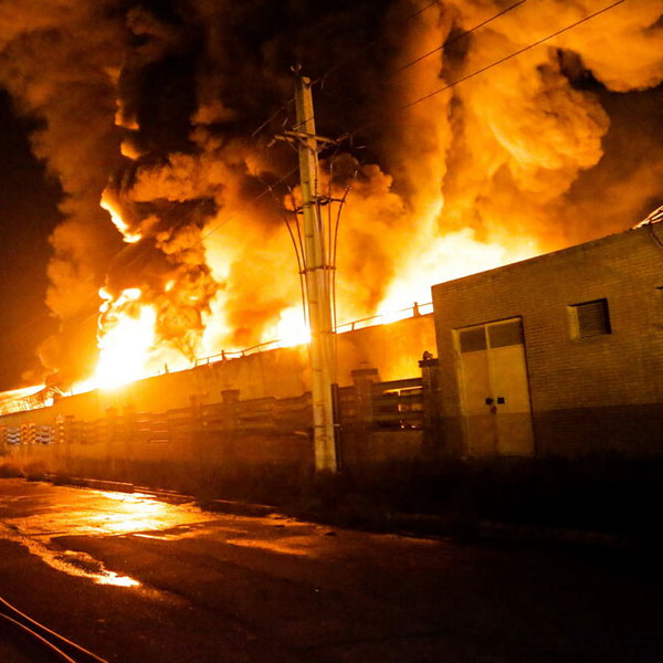 آتش سوزی دو کارخانه در شهرک شکوهیه قم‎