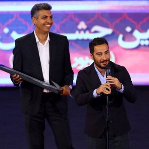 واکنش جالب نوید محمدزاده به دریافت جایزه‌اش از سوی فردوسی‌پور | عکس