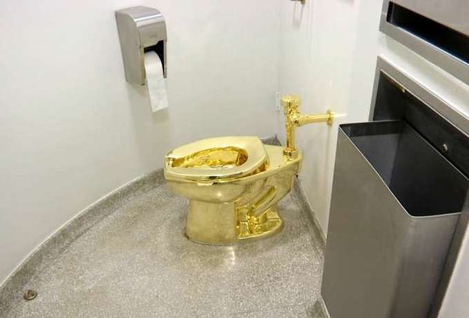 سارقان توالت طلای ۵ میلیون دلاری را دزدیدند