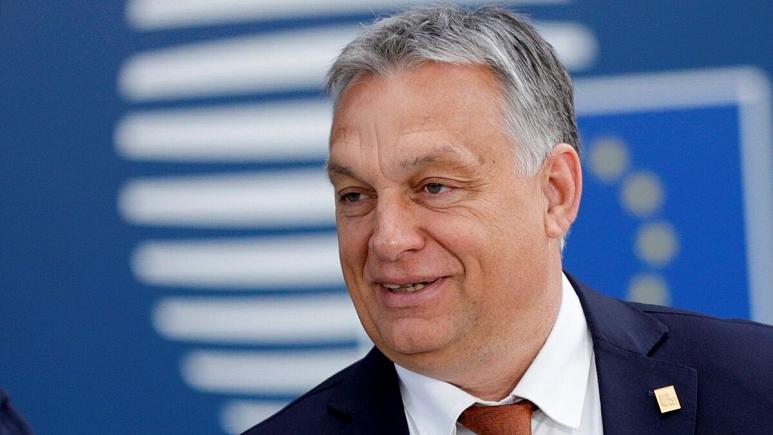نخست وزیر مجارستان به کارکنان دولت لباس فرم می‌پوشاند