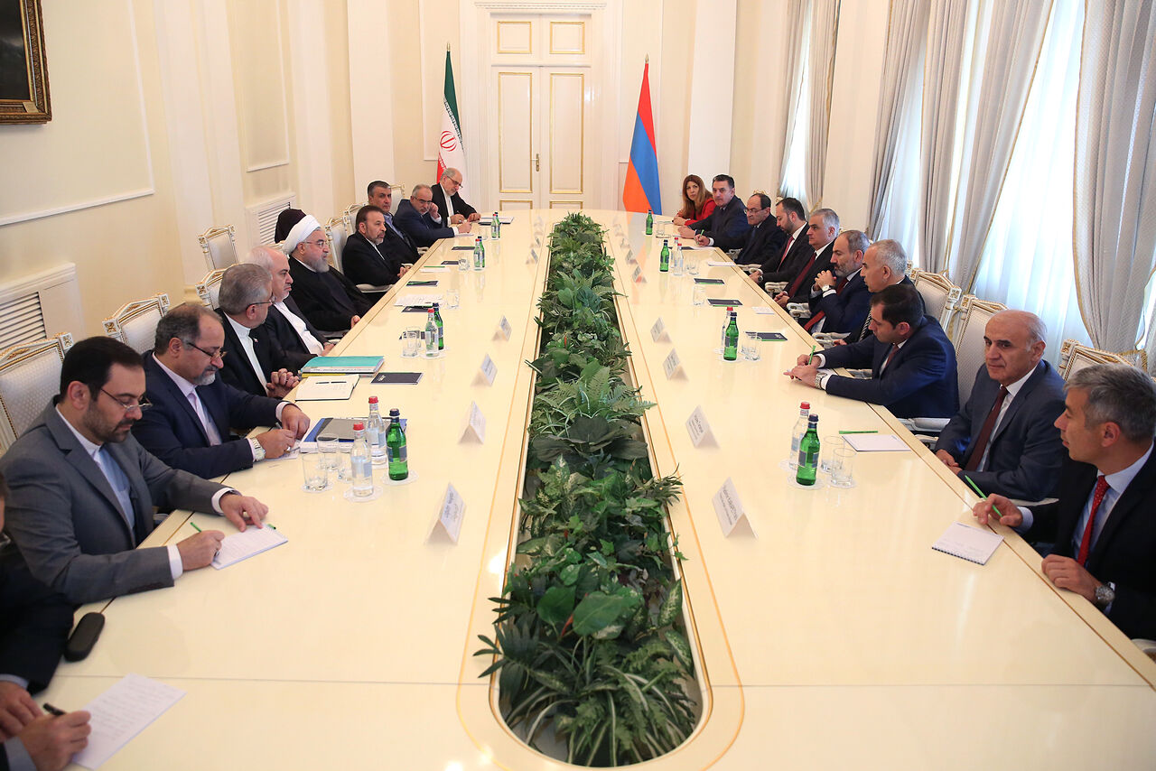 روحانی: قرارداد تهاتر گاز و برق با ارمنستان به حوزه کالا و خدمات گسترش یابد