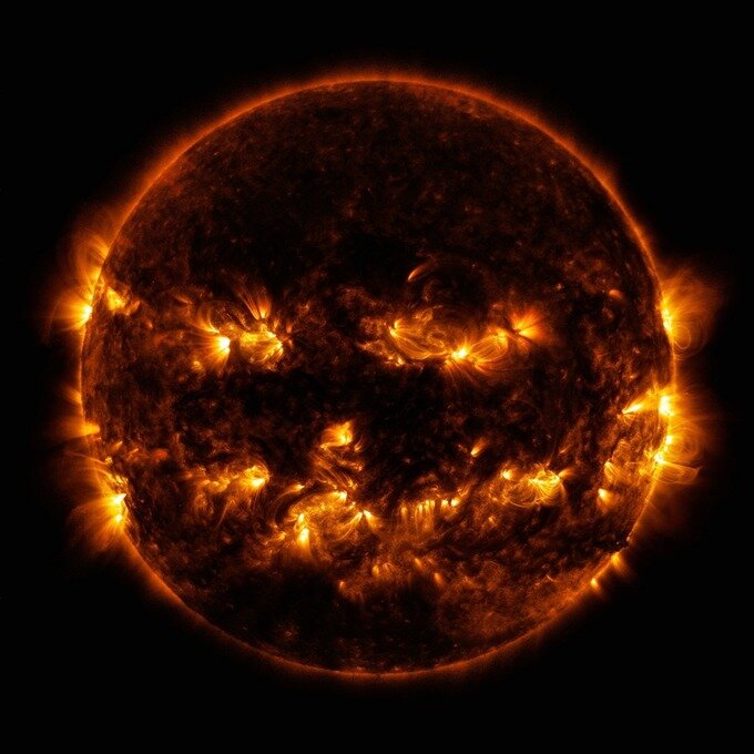 خورشید در لباس هالووین | چهره‌ هولناک خورشید در عکس ناسا