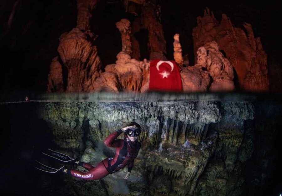 عکس روز: غواصی آزاد یک زن درون غار