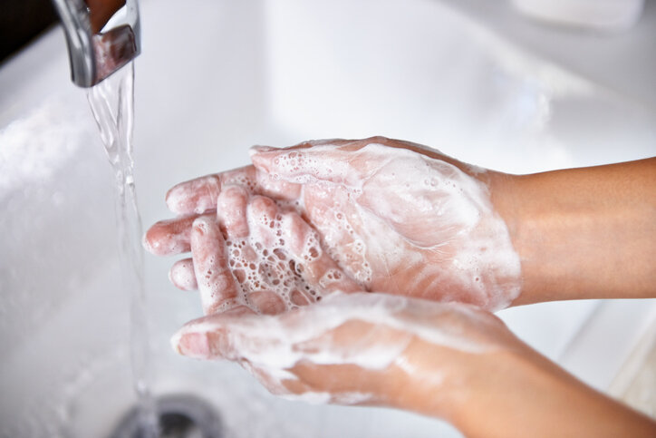 روش صحیح شستن دست‌ها برای پیشگیری از آنفلوآنزا و سرماخوردگی | آیا ضدعفونی‌کننده‌های دست مؤثرند؟