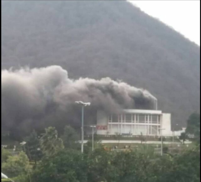 سالن آمفی تئاتر سینمای هتل رامسر در آتش می‌سوزد 