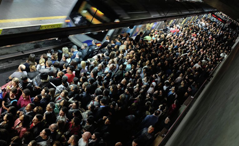 مترو به شدت شلوغ است؛ تخلیه مسافران در ایستگاه‌های مرکزی شهر ممکن نیست