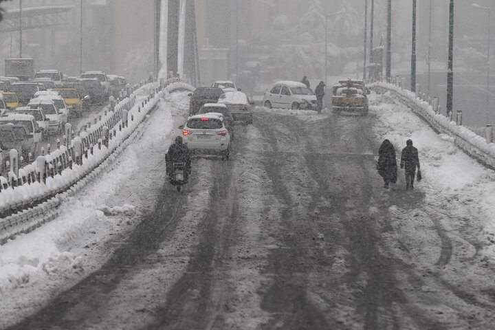 شن پاشی معابر تهران بدنبال برف امروز / هیچ معبری مسدود نیست