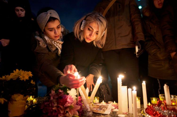 روشن کردن شمع به یاد قربانیان کانادایی سقوط هواپیمای شرکت اوکراینی در ایران