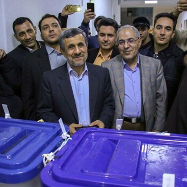 شاهکار جدید محمود احمدی‌ نژاد : آموزش ساخت ماسک ضد کرونا، پای صندوق رای!