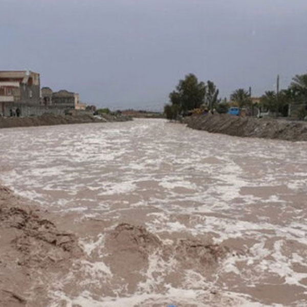 بارش تگرگ و جاری شدن سیل در عنبرآباد کرمان