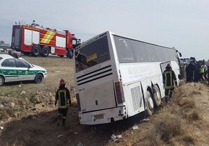 برخورد اتوبوس با کامیون در ساوه 24 مصدوم بر جای گذاشت