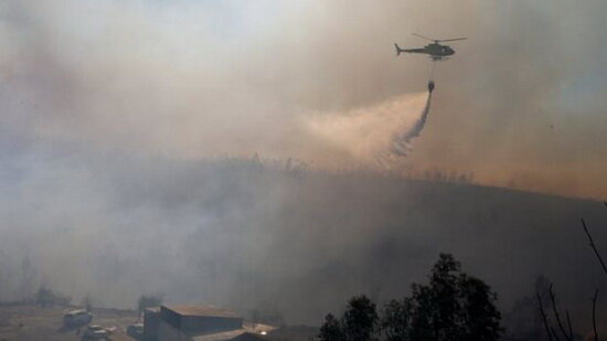اعزام ۵ هواپیما آبپاش و بالگرد برای خاموش کردن آتش سوزی جنگل‌های گچساران