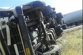 تصادف شدید دو کامیون به دلیل واژگونی یک کامیون دیگر در جاده دیلمان که قربانی گرفت