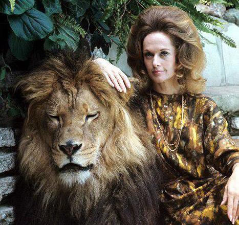 زندگی بازیگر زن زیبای هالیوودی با یک شیر! + عکس های عجیب