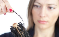  ریزش موی زنان نشانه این بیماری خطرناک است
