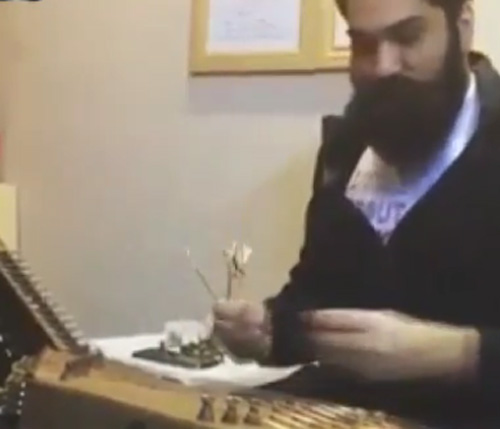 علی زندوکیلی در حال نواختن موسیقی فیلم سنتوری
