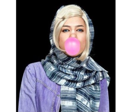 از فشن شوی اسلامی تا زن شُل‌حجاب با آدامس بادکنکی صورتی! +تصاویر