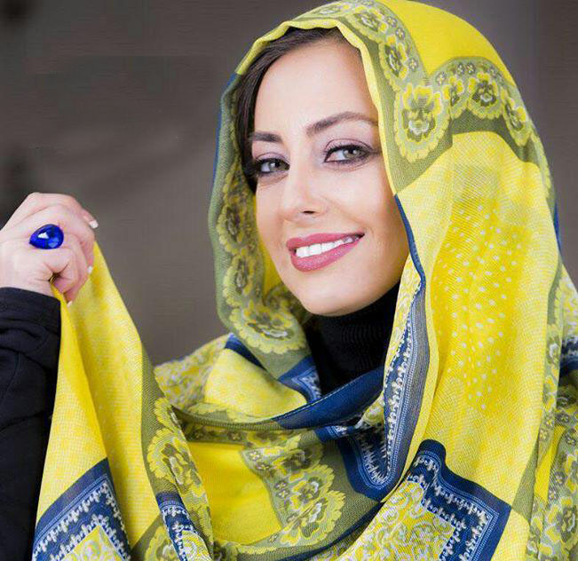 بازیگر زن ایرانی در حال پرو شال های رنگی!/ تصاویر