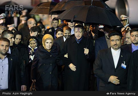 اردوغان به همراه همسرش با استقبال جهانگیری وارد تهران شد