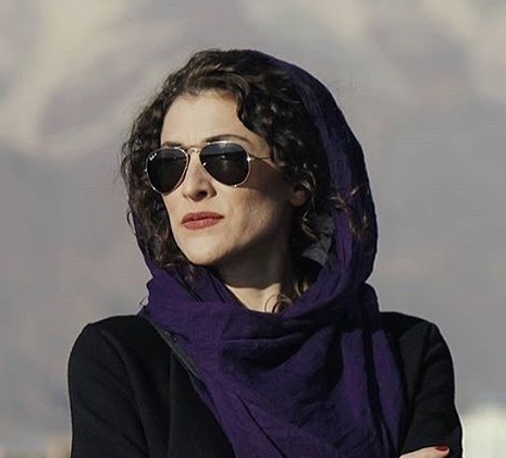 چهره بهت زده بازیگر زن ایرانی در حالی که سیگار به دست دارد!