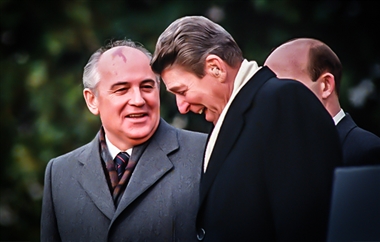 ایا امریکا همان سیاست شوروی را در مقابل ایران اتخاذ می کند.