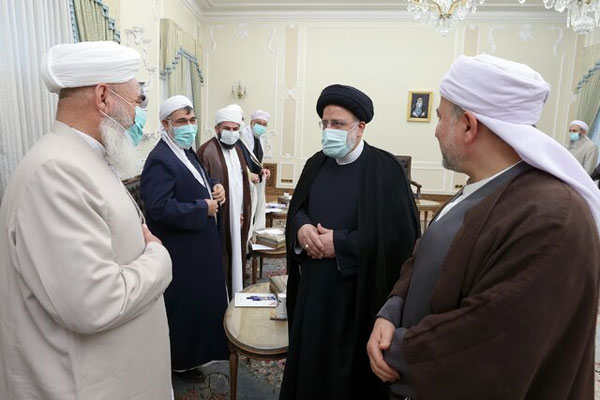 رئیسی در دیدار جمعی از علمای اهل تسنن مطرح کرد: شیعه انگلیسی و سنی آمریکایی دو روی یک سکه هستند