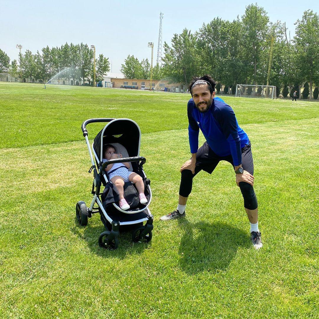 حسین حسینی دروازه بان استقلال با دخترش در محل تمرین