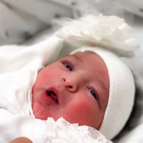 حنیف عمران زاده بازیکن پیشین استقلال با انتشار پستی در اینستاگرام تولد دخترش رز را تبریک گفت