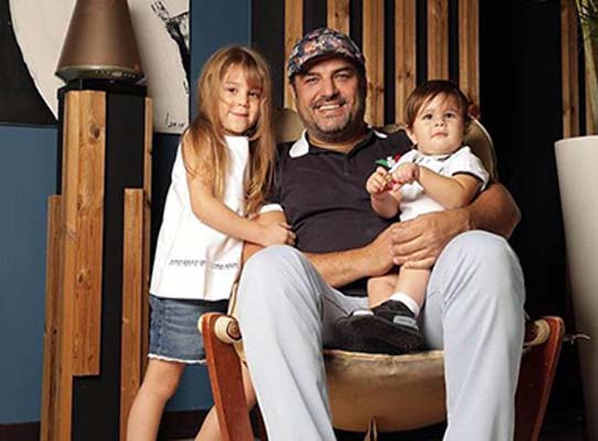 عکسی زیبا از سام درخشانی در کنار فرزندانش