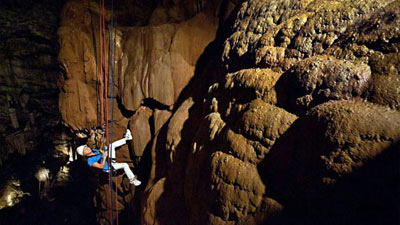 غار نالان؛ کالیفرنیا (Moaning Cavern, Vallecito)