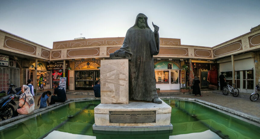 ماجرای مجسمه مرد ایستاده روبروی کلیسای وانک