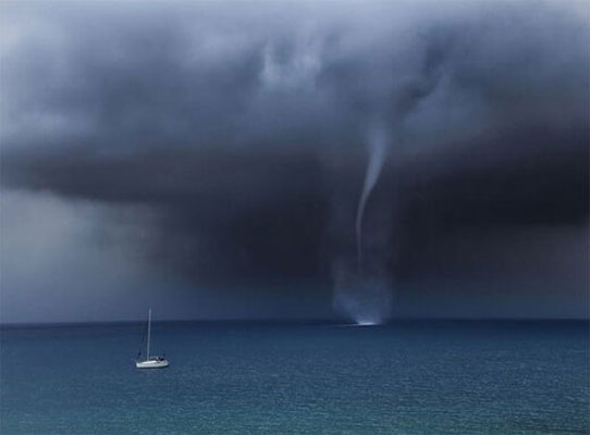 گردآب در هفتاد کیلومتری جزیره کیش