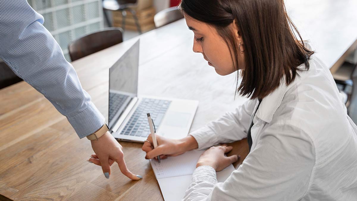 در دانشگاه‌های منتخب معمولاً به ‌جای مدرک زبان، بر سایر جنبه‌های پرونده شما مانند سوابق تحصیلی، انگیزه‌نامه و ارتباطات مکاتبه‌ای توجه ویژه دارند.