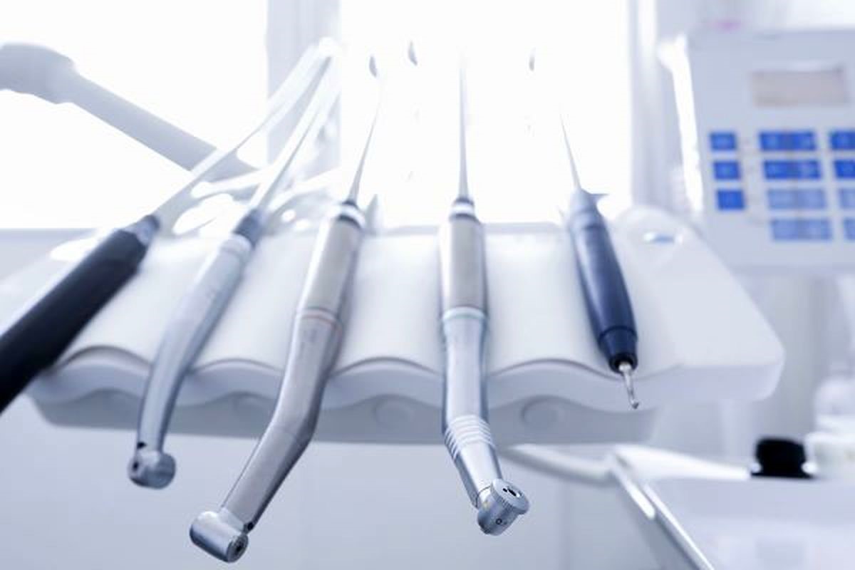 مدیر دنتی از چالش های تامین ابزار دندانپزشکی می گوید