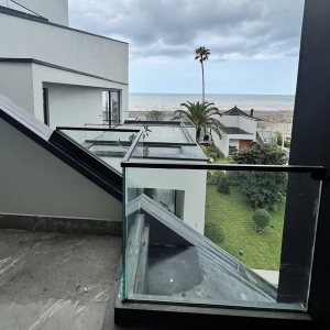 نرده شیشه ای: راهنمای جامع انتخاب، نصب و نگهداری