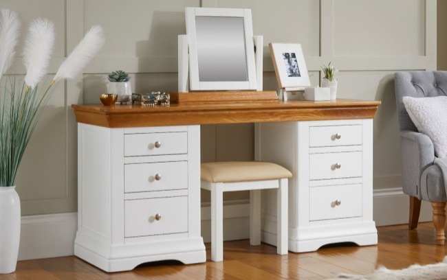 چگونه با یک میز آرایش کاربردی فضای اتاق را مرتب کنیم